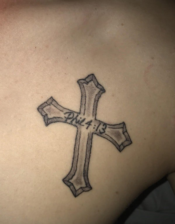 男生后背上黑灰点刺简单线条十字架纹身图片