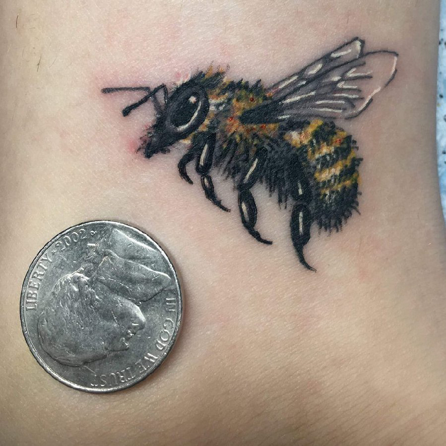 男生脚踝上彩绘简单线条写实小动物蜜蜂纹身图片