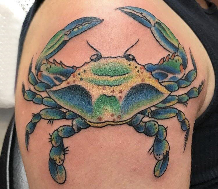 男生手臂上彩绘渐变简单线条小动物螃蟹纹身图片