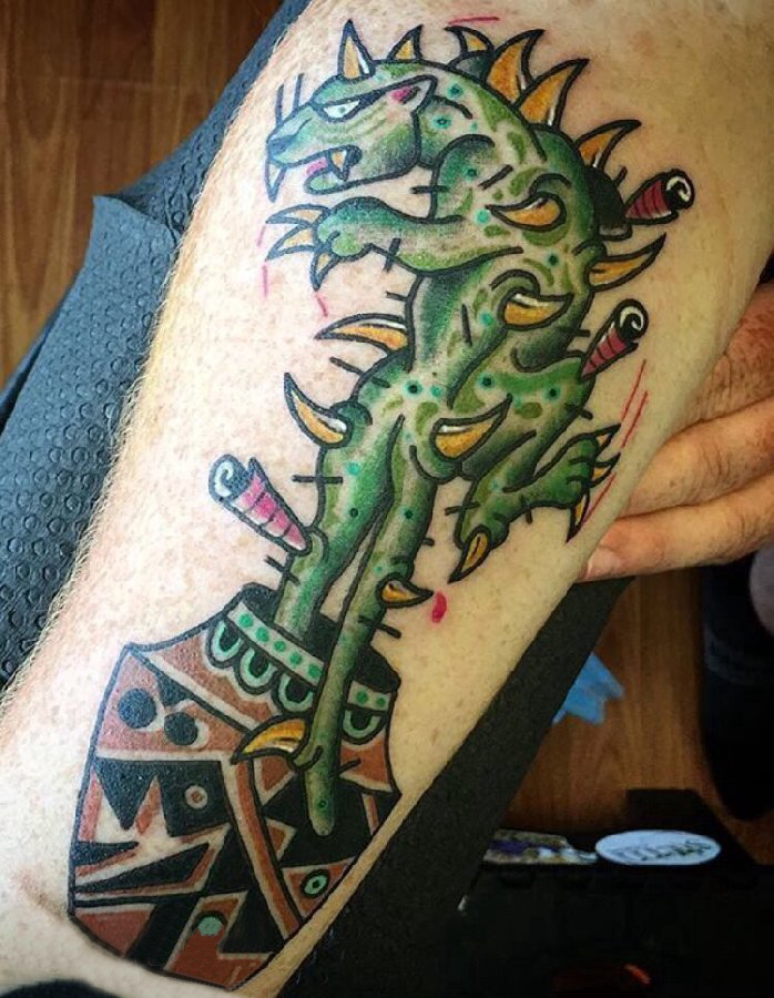 男生手臂上彩绘水彩素描创意怪物纹身图片