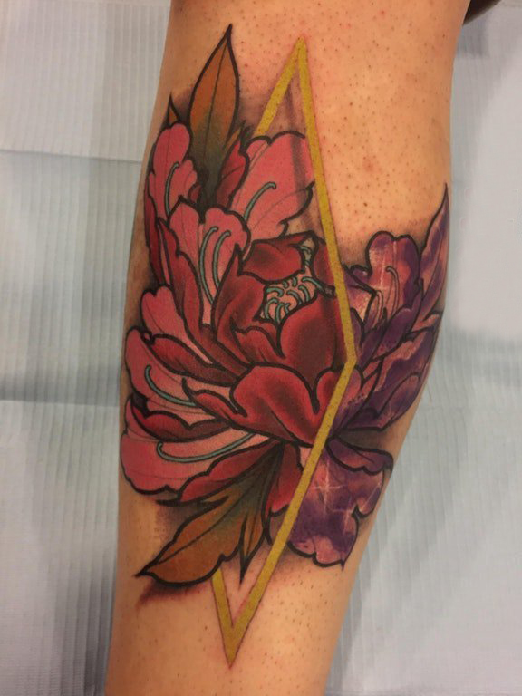 男生手臂上彩绘水彩素描创意文艺唯美花朵纹身图片