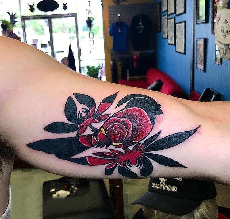 男生手臂上彩绘水彩素描创意文艺唯美玫瑰纹身图片