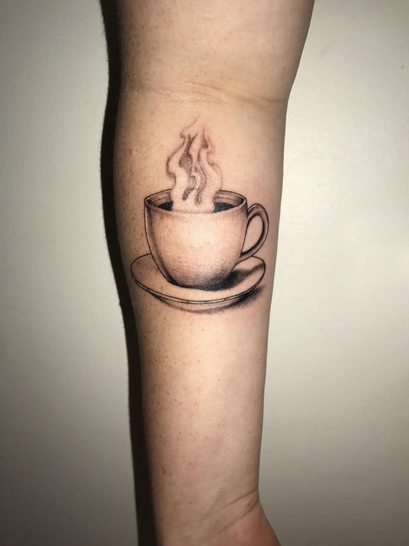 男生手臂上黑灰点刺简单抽象线条咖啡杯纹身图片