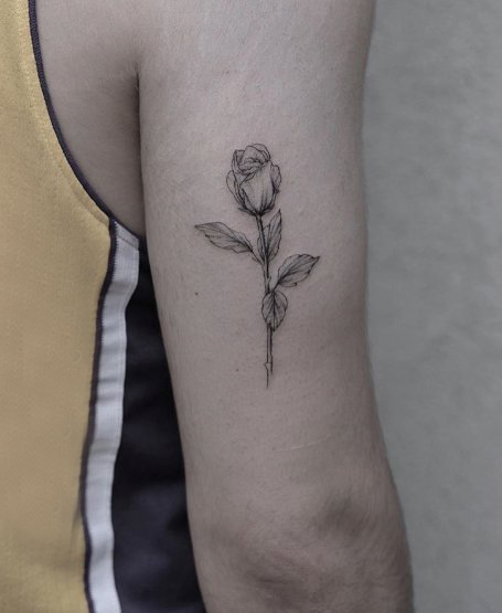 男生手臂上黑色点刺简单线条文艺小清新植物花朵纹身图片