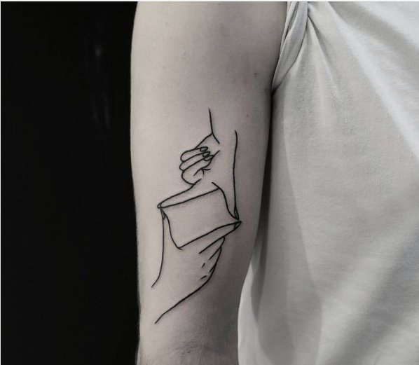 男生手臂上黑色简单线条情侣手部纹身图片
