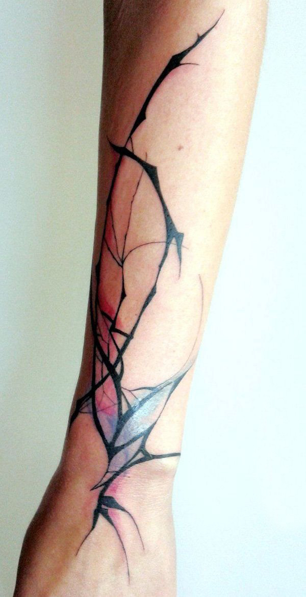 男生手臂上黑色线条创意文艺抽象纹身图片