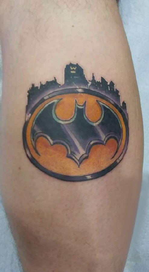 男生小腿上彩绘渐变几何简单线条蝙蝠侠符号纹身图片