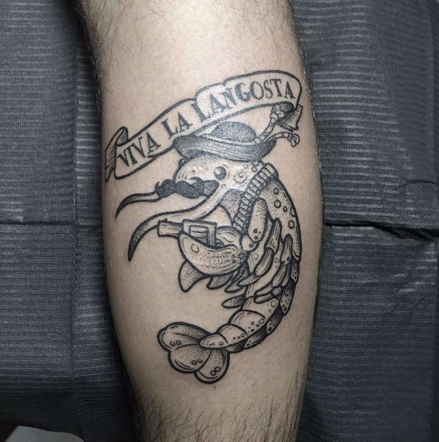 男生小腿上黑色点刺抽象线条英文和虾纹身图片
