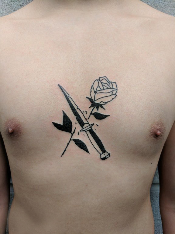 男生胸部黑色简单线条创意花朵和匕首纹身图片