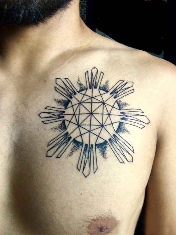 男生胸口上黑色线条素描创意文艺太阳纹身图片