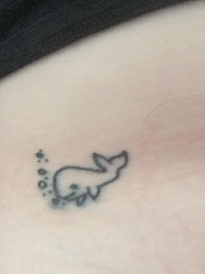 女生侧腰上黑色几何简单线条卡通小动物鲸鱼纹身图片