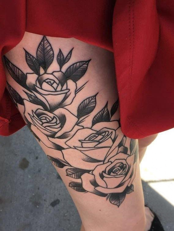 女生大腿上黑色点刺简单线条植物玫瑰花纹身图片