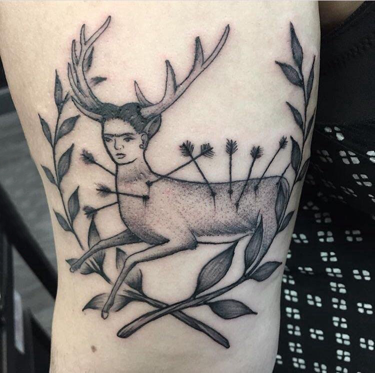 女生大腿上黑色点刺简单线条植物藤和人面动物纹身图片