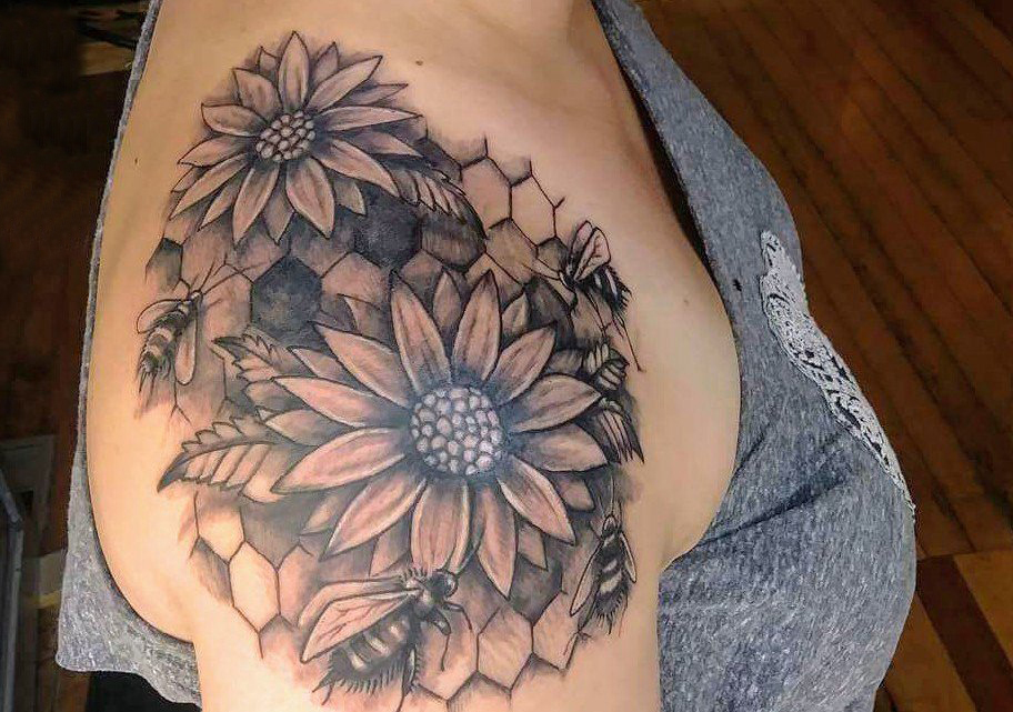 女生肩膀上黑灰素描点刺技巧创意文艺唯美花朵纹身图片