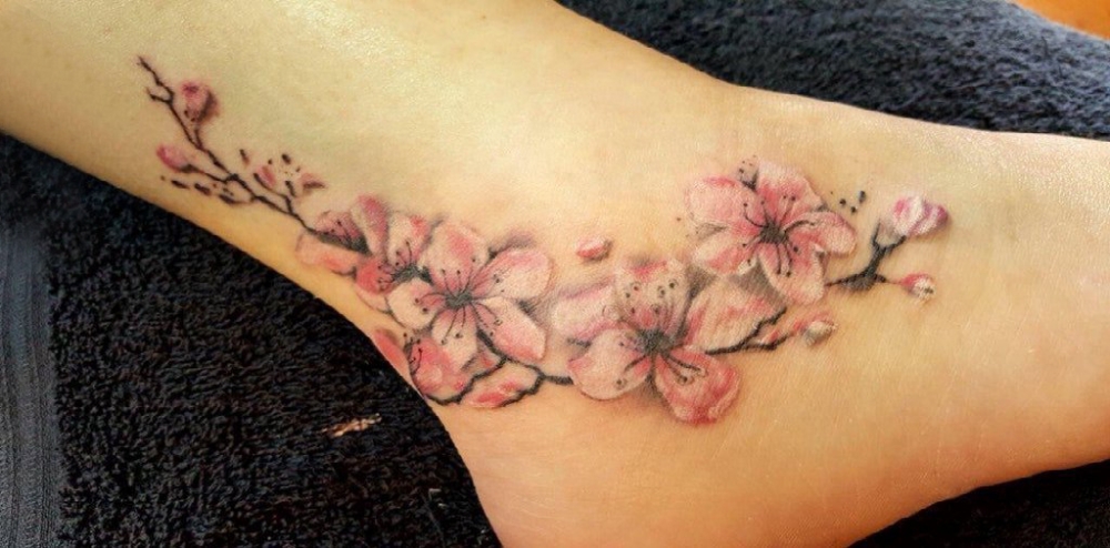 女生脚踝上彩绘渐变简单线条植物梅花纹身图片