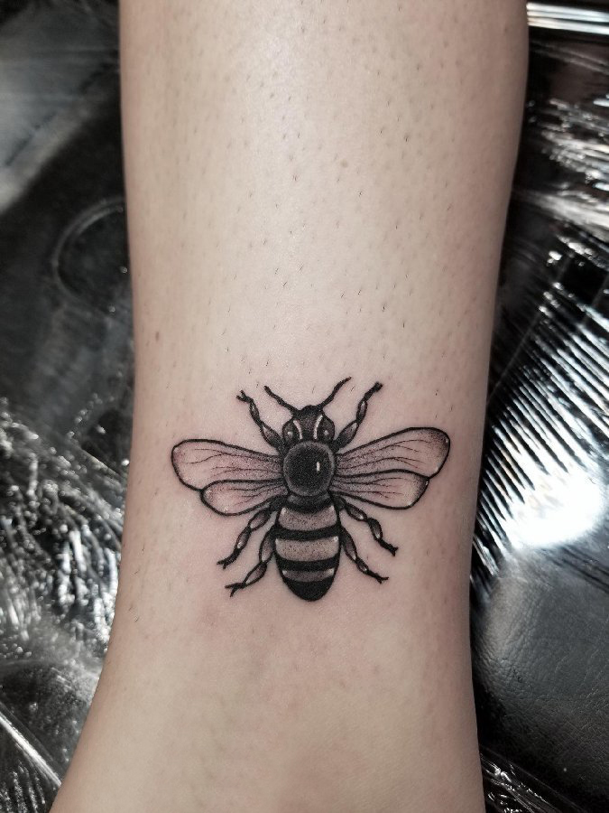 女生脚踝上黑色点刺简单线条小动物昆虫蜜蜂纹身图片