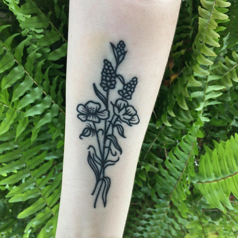女生手臂上黑色线条创意文艺花束纹身图片