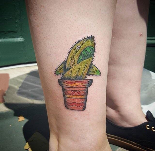 女生小腿上彩绘简单线条鲨鱼型植物仙人掌纹身图片