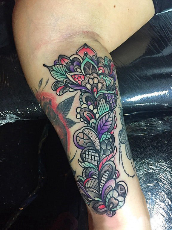 女生小腿上彩绘水彩素描创意文艺蕾丝元素花纹纹身图片