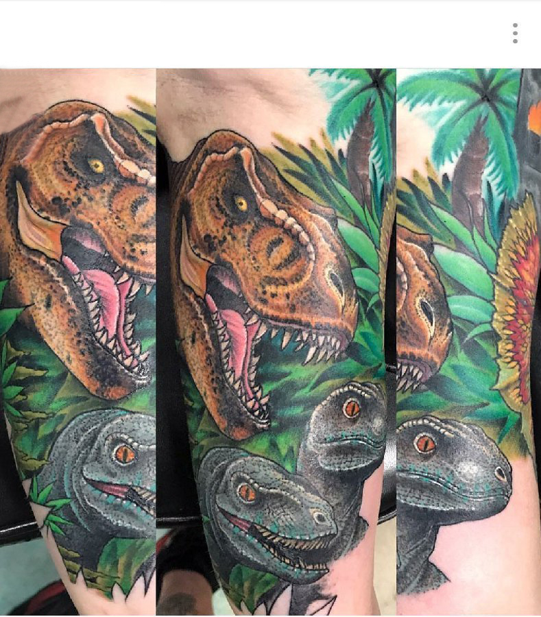 男生手臂上彩绘渐变简单线条植物和动物恐龙纹身图片