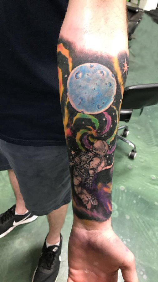 男生手臂上彩绘水彩素描创意霸气宇宙纹身图片