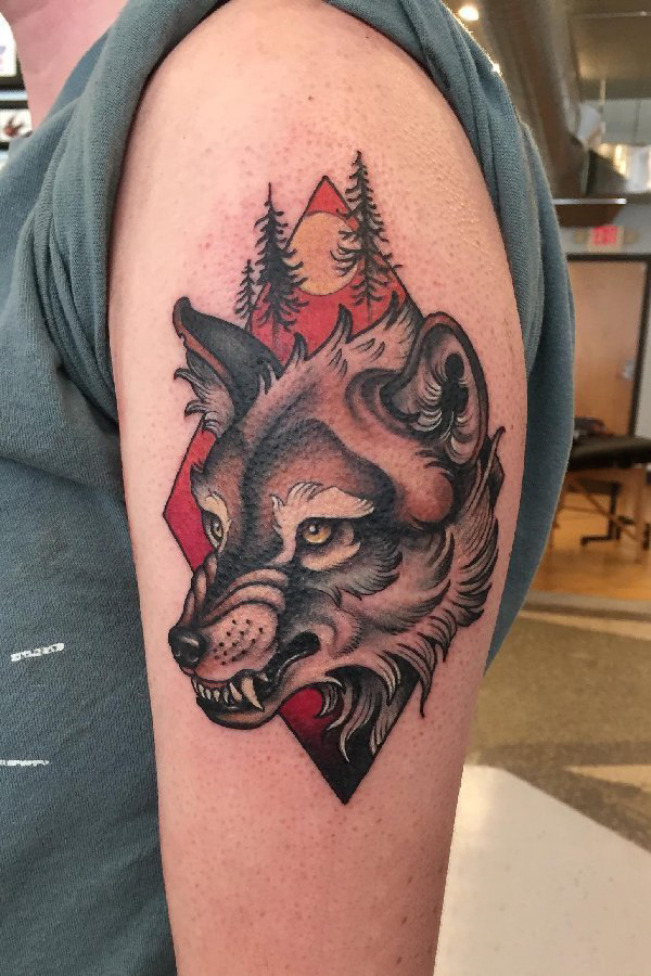 男生手臂上彩绘水彩素描恐怖狼头纹身图片