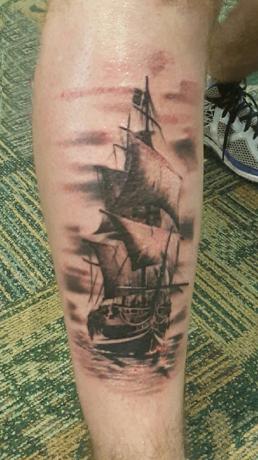 男生手臂上黑色点刺几何抽象线条帆船纹身图片