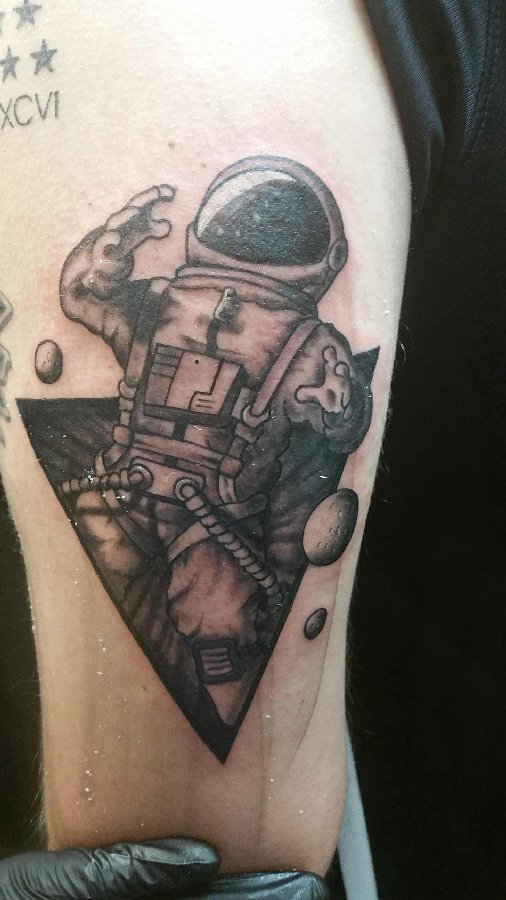 男生手臂上黑色点刺几何简单线条星球和宇航员纹身图片