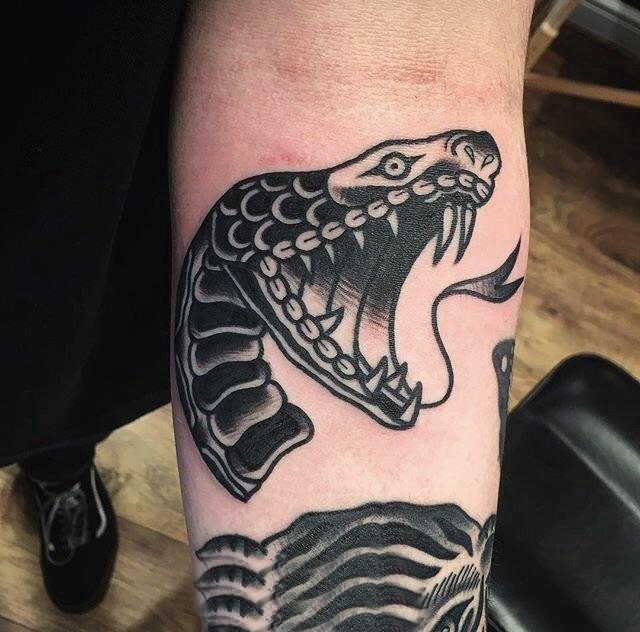 男生手臂上黑色点刺简单线条小动物蛇纹身图片