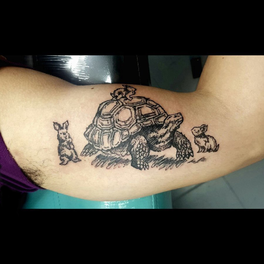 男生手臂上黑色几何简单线条小动物乌龟和兔子纹身图片