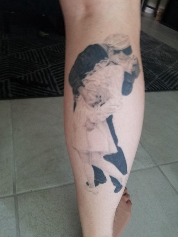 男生小腿上黑灰素描点刺技巧创意人物纹身图片