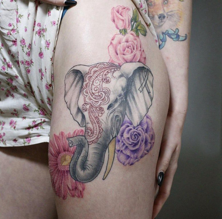 女生大腿上彩绘渐变简单线条花朵和大象纹身图片