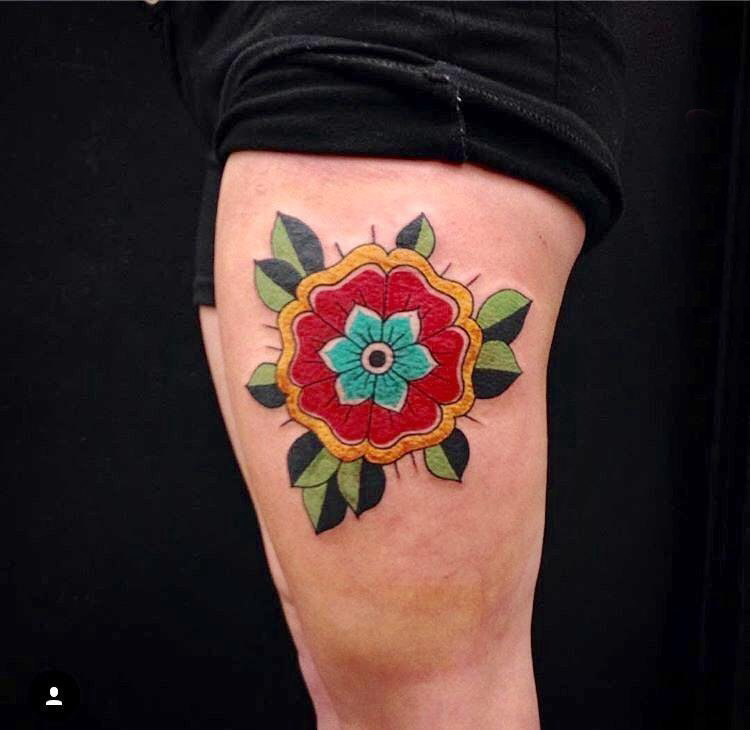 女生大腿上彩绘水彩素描创意唯美文艺花朵纹身图片