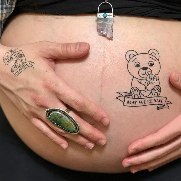 女生腹部黑色几何简单线条英文和卡通熊纹身图片