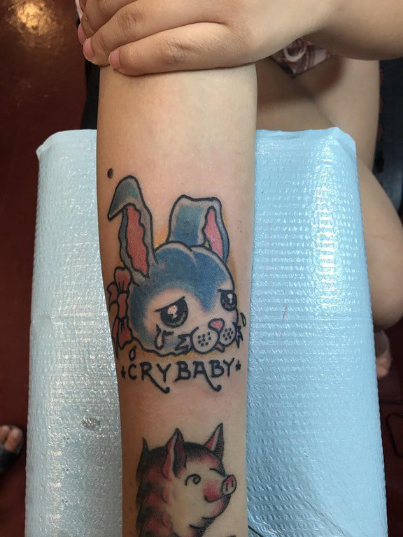 女生手臂上彩绘渐变简单抽象线条卡通小动物兔子纹身图片
