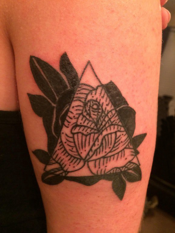 女生手臂上黑色线条素描创意唯美花朵几何纹身图片