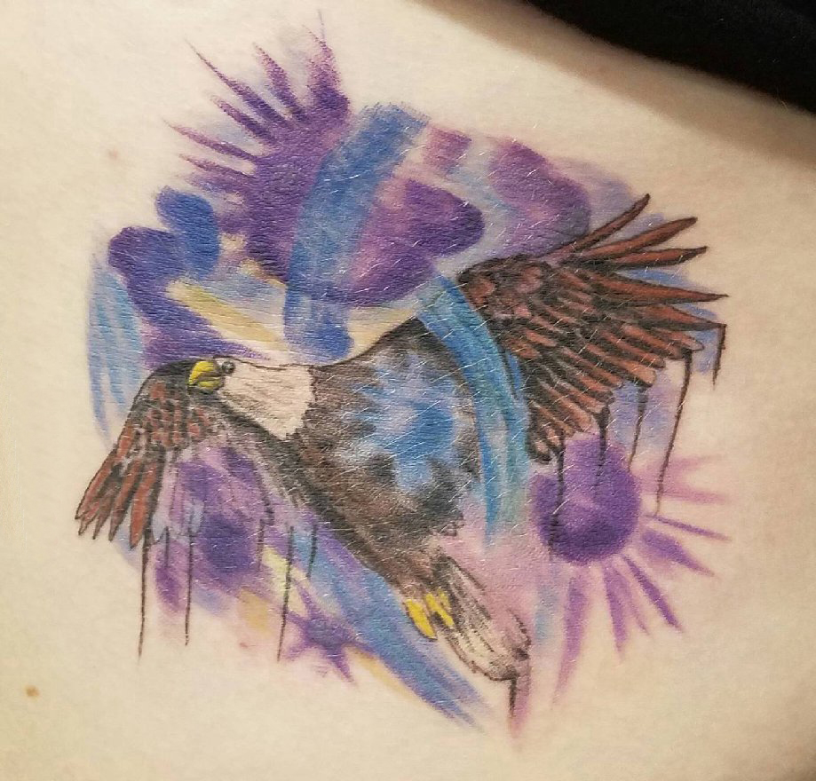 男生背部彩绘水彩素描创意霸气老鹰纹身图片