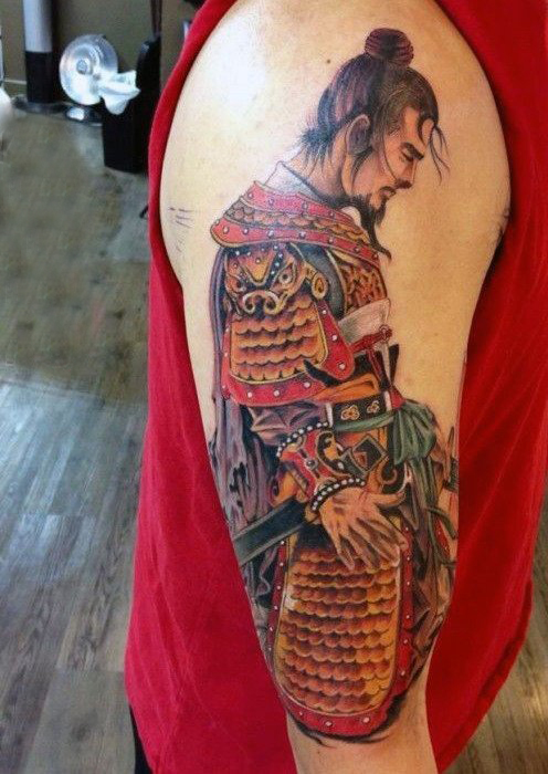 男生大臂上彩绘渐变简单线条人物肖像武士纹身图片