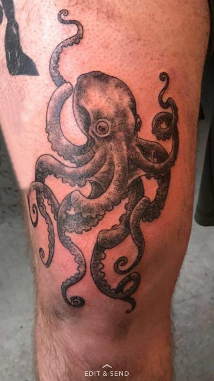 男生大腿上黑灰素描点刺技巧创意章鱼动物纹身图片