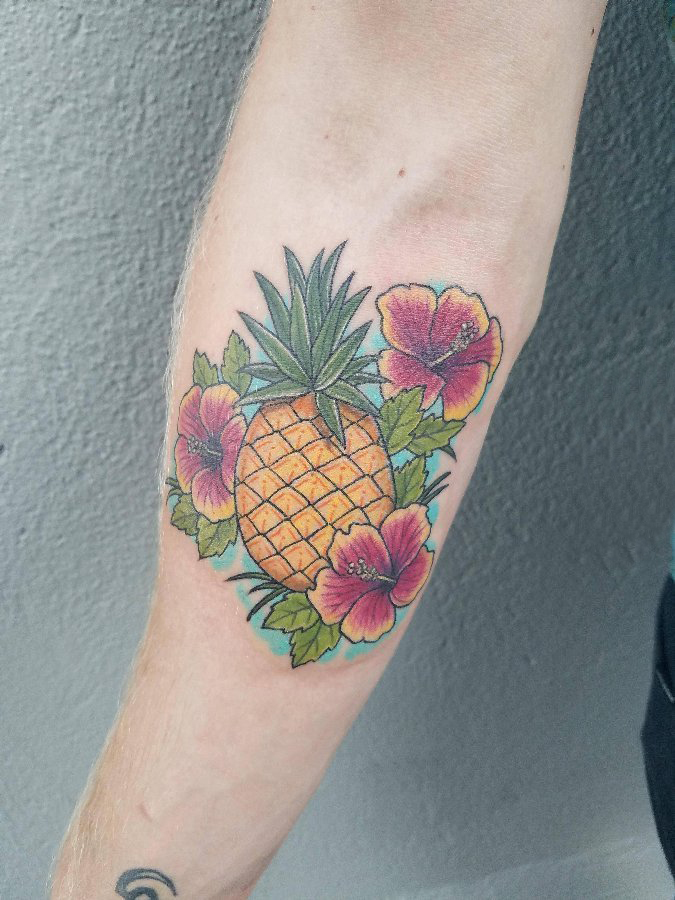 男生手臂上彩绘渐变简单线条花朵和菠萝纹身图片