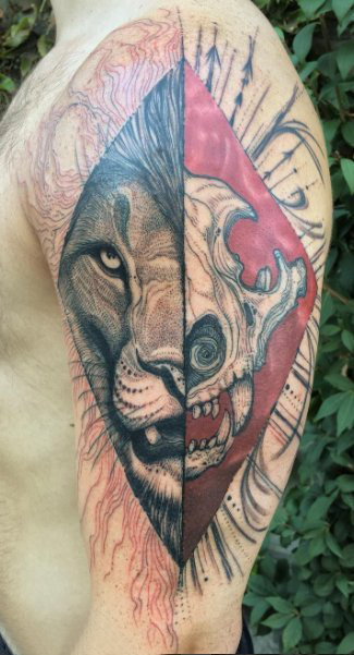 男生手臂上彩绘水彩素描创意狮子头纹身图片