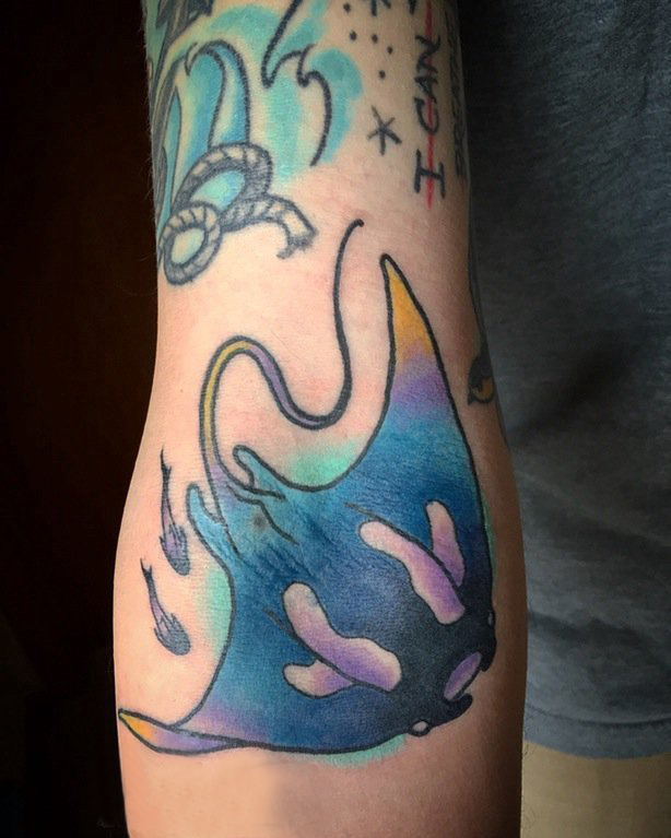 男生手臂上彩绘水彩素描创意文艺唯美鱼纹身图片