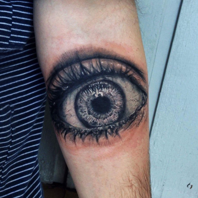 男生手臂上黑灰素描点刺技巧创意文艺唯美眼睛纹身图片