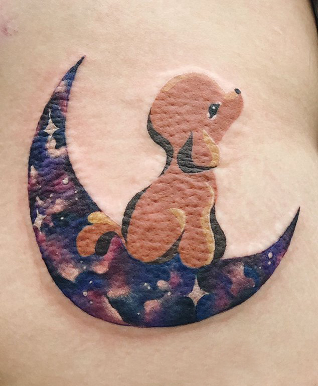 女生侧腰上彩绘星空元素月亮和小狗纹身图片
