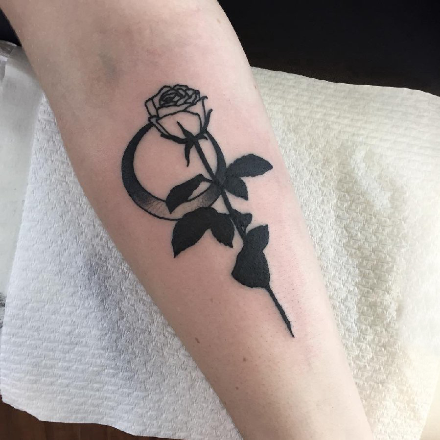 女生手臂上黑色点刺简单线条月亮和植物玫瑰纹身图片