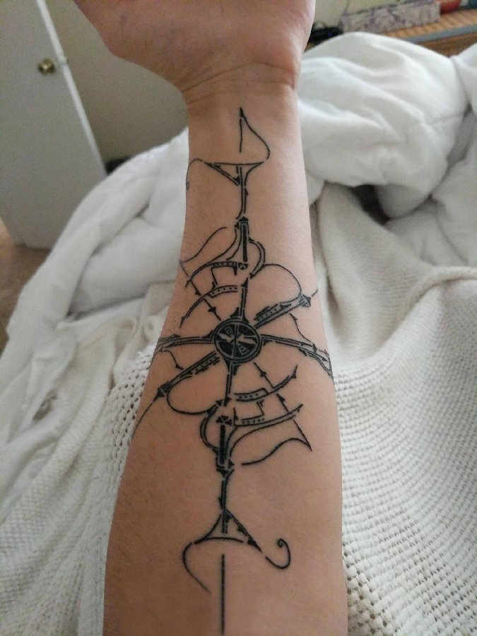 女生手臂上黑色线条素描创意指南针纹身图片