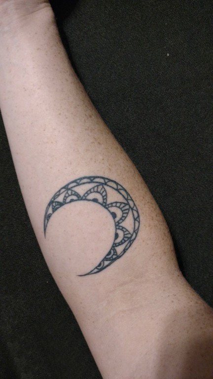 女生手臂上黑色线条素描唯美花纹月亮纹身图片