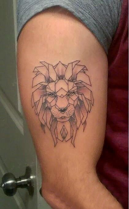 男生大臂上黑灰点刺几何简单线条小动物狮子纹身图片