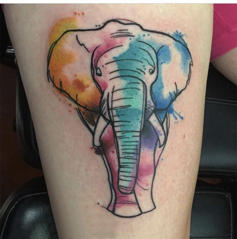 男生大腿上彩绘渐变抽象线条小动物大象纹身图片