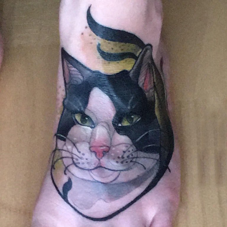 男生脚背上彩绘渐变简单线条小动物猫咪纹身图片